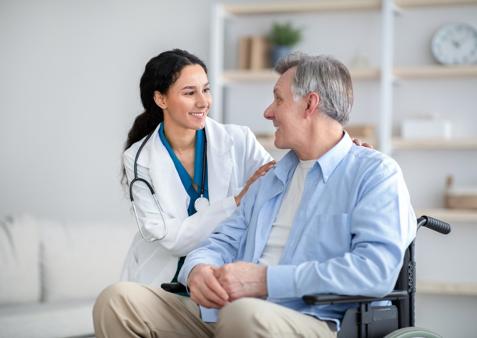 Infirmière à domicile à Tanger accompagnant un patient